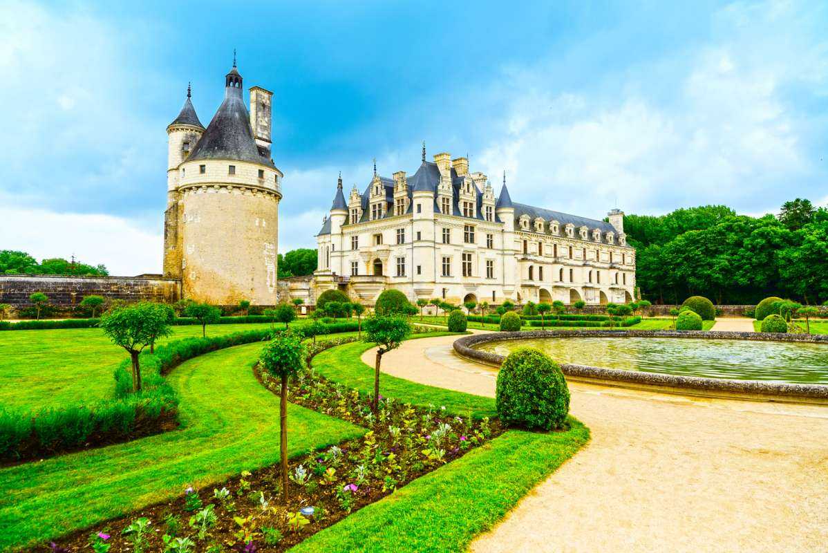 Loire Valley Castles Tour: Chambord - Chenonceau - Amboise**UNESCO World Heritage || Wine Tasting Apr - Oct**