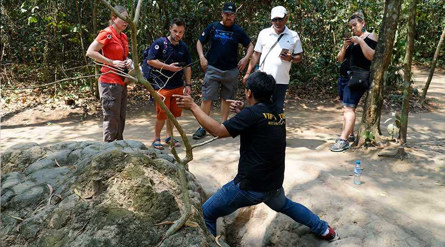 4-Day Historic and Poetic Ho Chi Minh City Guided Tour: Mekong Delta, Cu Chi Tunnels, Lady Thien Hau Temple, Vinh Trang Pagoda and Cho Lon